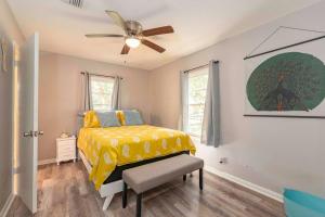 拉斐特Cozy & Quiet Lafayette Home的一间卧室配有黄色的床和吊扇