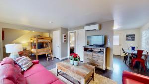 摩押Downtown Cozy Home Base - Purple Sage 2的客厅配有红色沙发和电视