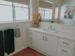 HeathcoteDowning Estate Homestead的白色的浴室设有水槽和镜子