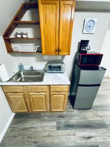 纽瓦克Van Buren Gem 2.0的厨房配有水槽和冰箱