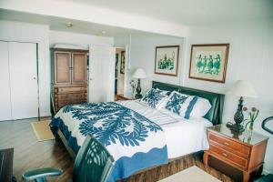 HauulaBeach Front/Free Breakfast/Hawaiian Retreat/Luxury的一间卧室配有一张大床和一个木制梳妆台