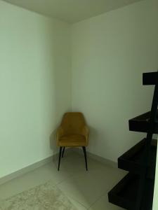 艾恩Lodges的坐在房间角落的棕色椅子