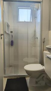 贝洛奥里藏特Apto Completo BH Arena MRV的带淋浴、卫生间和盥洗盆的浴室
