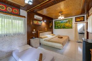 蓝梦岛Ketut Losmen Bungalows Lembongan的一间卧室,配有两张床