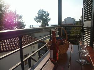费索斯Katia Hotel的阳台上提供一瓶葡萄酒和一篮水果