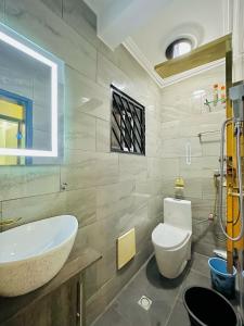 雅温得The Jumeirah Guest Home的浴室配有白色水槽和卫生间。
