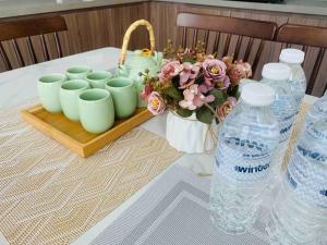 振林山【森林城市高尔夫】度假式双层别墅民宿的一张桌子,上面放着一大束鲜花和水瓶
