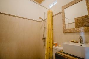 登巴萨萨姆布鲁恩马斯民宿的一间带水槽和镜子的浴室