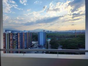 库库塔Apartamento con excelente vista的大楼的阳台享有城市美景。