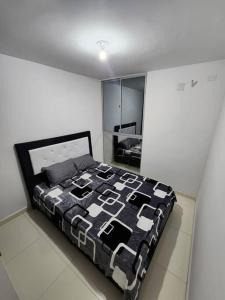 库库塔Apartamento con excelente vista的一间卧室配有一张带黑白棉被的床