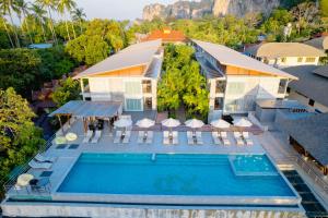 莱利海滩Railay Princess Resort & Spa的享有带游泳池的房屋的空中景致