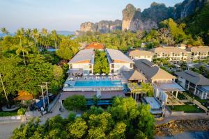 莱利海滩Railay Princess Resort & Spa的享有带游泳池的度假村的空中景致