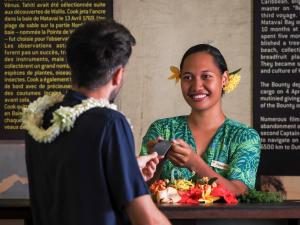 帕皮提Le Tahiti by Pearl Resorts的女人拍男人的照片