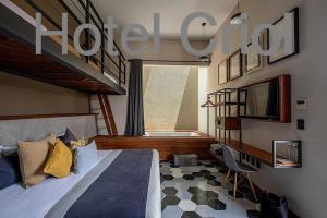 克雷塔罗克里欧酒店的一间带大床和楼梯的卧室