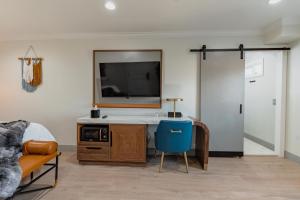 圣玛丽亚Hotel Avanti的一间卧室配有一张带镜子的桌子和一台电视机