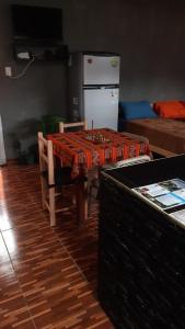 麦马拉Maimara Host的厨房配有桌椅和冰箱。