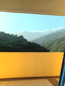 CaraballedaLas orquideas的山景窗户。