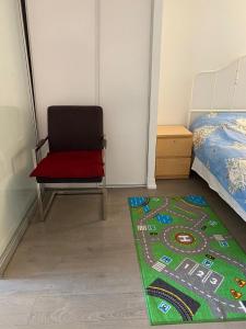 多伦多Cozy holiday home的一间卧室配有椅子和地毯