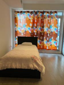 多伦多Cozy holiday home的一间卧室设有一张床和一个大窗户