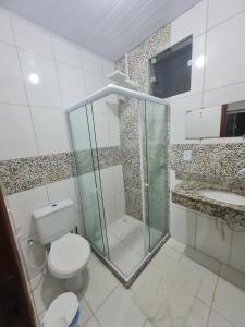 伊列乌斯Casapraiacururupe的带淋浴、卫生间和盥洗盆的浴室