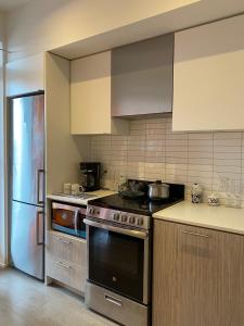 多伦多Cozy holiday home的厨房配有炉灶和冰箱。