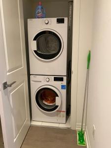 多伦多Cozy holiday home的客房内的洗衣机和洗衣机