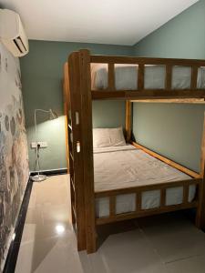 乔治市Very Hotel的一间卧室配有两张双层床。
