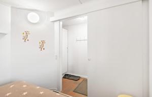 凡岛Beautiful Apartment In Fan With Kitchen的一间拥有白色墙壁的客房和一扇墙上鲜花的门