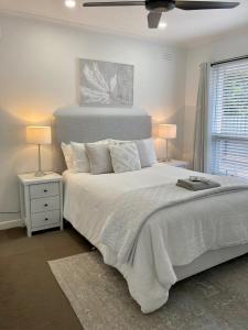 芒特甘比尔Rosa's Apartment的一间卧室配有一张带两盏灯的大型白色床。