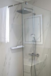 斯伽尔达Tūristu apartamenti的浴室里设有玻璃门淋浴