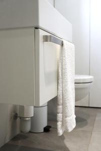 斯伽尔达Tūristu apartamenti的白色的浴室设有卫生间和毛巾。