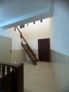 马德望top loft battambang的一间设有楼梯的房间