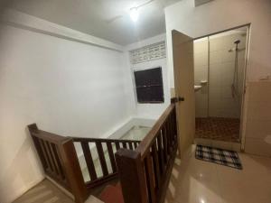 马德望top loft battambang的设有带步入式淋浴间的浴室和带步入式淋浴间的楼梯