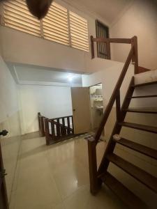 马德望top loft battambang的一间设有楼梯的房间