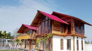 帕西加特Blue Lagoon Villa的一间红色屋顶的木屋