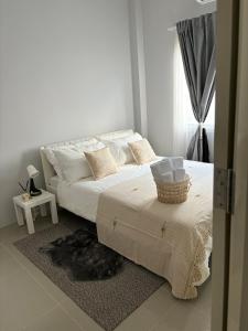 奈扬海滩House near the beach的一间白色卧室,配有一张带篮子的床