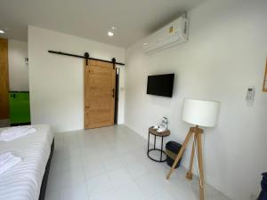 清迈65 hostel chiangmai的一间卧室配有床、灯和门