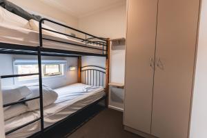 圣海伦斯圣海伦斯四大假日公园的一间卧室配有两张双层床和一个衣柜