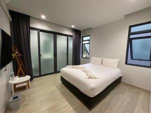 清迈65 hostel chiangmai的卧室配有白色的床和窗户。