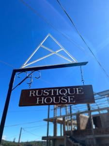 努沃勒埃利耶Rustique House dbl的挂在窗户上的乡村房屋标志