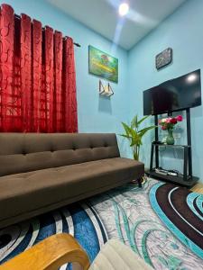 Kampong Gok KaporHH Homestay Dungun的带沙发和平面电视的客厅