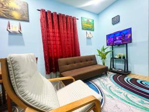 Kampong Gok KaporHH Homestay Dungun的带沙发和电视的客厅