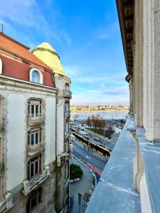 布达佩斯Gellert Danube Panorama Apartment的从大楼的阳台上可欣赏到风景