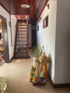 琅勃拉邦Ouis NamKhan Place House的走廊上设有桌子和楼梯