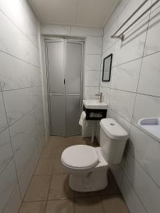 刁曼岛Home Away Tioman Island的白色的浴室设有卫生间和水槽。