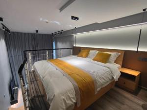 昆明Panda ZuoKe Besucher Apartment 熊猫坐客民宿的一间卧室配有一张带黄色枕头的大床