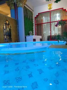 乔木提恩海滩Mandala Beach Villa Jomtiean的房间里的一池蓝色的水