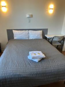 蒙特利尔APD HOTEL的一间卧室配有一张床,上面有两条毛巾