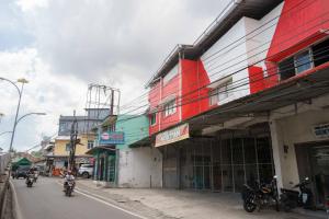 LampungLyfriska Residence Lampung RedPartner的一群骑摩托车的人在街上骑着摩托车