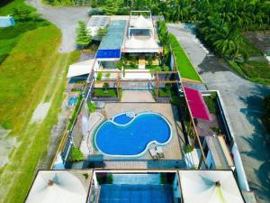 达卡Grand Villa Oasis的享有带游泳池的度假村的空中景致